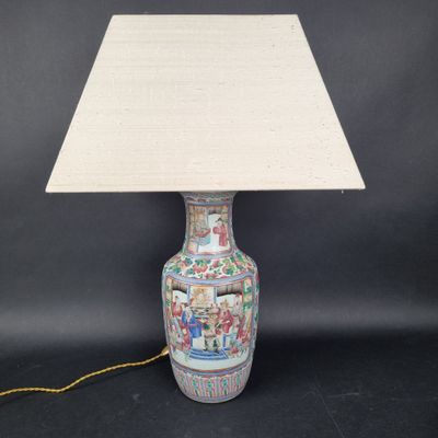 une lampe avec un abat-jour blanc posée sur une table