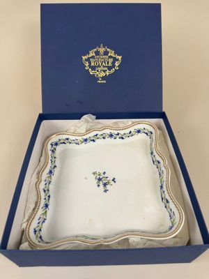l'image d'une boîte bleue avec une plaque blanche à l'intérieur