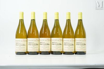 six bouteilles de vin sont alignées sur un comptoir