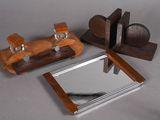 un petit miroir et un serre-livres en bois posés sur une table