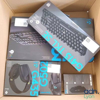 une boîte contenant un clavier et un casque