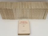 plusieurs livres sont empilés sur une table