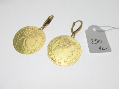 deux boucles d'oreilles en forme de pièces d'or avec une étiquette de prix et une étiquette de prix
