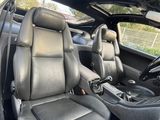 l'intérieur d'une voiture avec des sièges en cuir et un volant