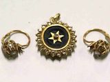 trois bagues en or et une bague ornée d'une étoile