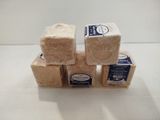 quatre morceaux de fromage empilés les uns sur les autres sur une table