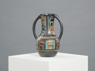 un vase posé sur un socle blanc
