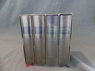 trois livres sont empilés sur une table