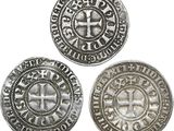 trois pièces d'argent ornées d'une croix au recto et d'une croix au verso
