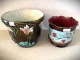 deux vases posés sur une table