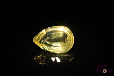 gros plan d'un diamant jaune sur une surface noire