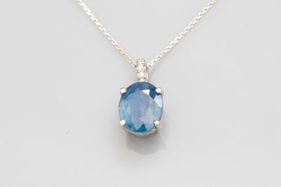 un pendentif en topaze bleue, quartz et diamants, monté sur une chaîne en argent