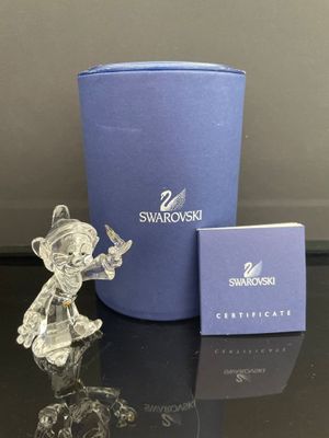 figurine en cristal représentant une petite fille avec une boîte bleue