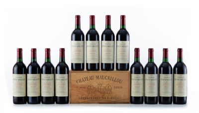six bouteilles de vin rouge sont alignées dans une caisse en bois