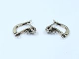 une paire de boucles d'oreilles en argent ornées d'un crâne