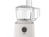 un mixeur posé sur une surface blanche