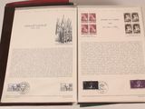 un livre ouvert avec des timbres, posé sur une table