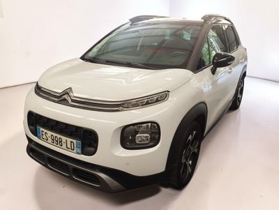 La Citrole blanche est garée dans une pièce blanche