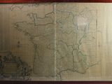 une photo d'une carte de la France dans un cadre en bois
