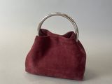 sac à main bordeaux en velours, avec poignée en anneau métallique