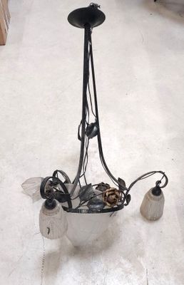 une photo d'un lustre sur lequel sont accrochés plein d'objets