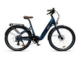 une photo d'un vélo électrique bleu garé sur une surface blanche