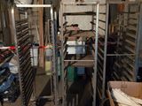 un présentoir métallique sur lequel est accrochée une pancarte indiquant « brocante »