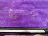 un étui violet orné d'un logo doré