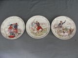 trois assiettes sur lesquelles figure l'image d'un homme et d'un chien