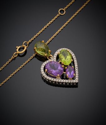 un pendentif en forme de cœur composé d'un améthorate, d'un péridot et d'un diamant, monté sur une chaîne en or