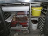 un réfrigérateur ouvert avec beaucoup de nourriture à l'intérieur