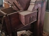 une pile de vieilles valises posées sur une palette