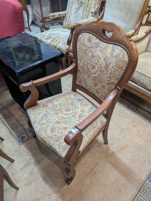 beaucoup de chaises et une table dans une pièce