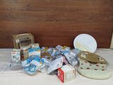 beaucoup d'objets posés sur le sol