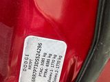 un gros plan d'une moto rouge sur laquelle est apposée une étiquette de prix