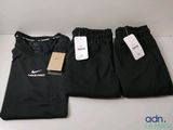 deux paires de pantalons Nike noirs avec leurs étiquettes encore attachées