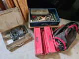 une boîte à outils posée sur une table à côté d'une valise