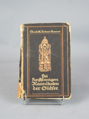 un petit livre sur lequel figure l'image d'un totem