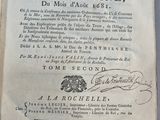 un vieux livre écrit posé sur une table