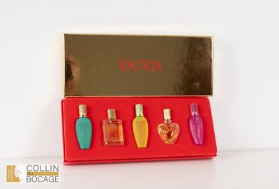 un coffret rouge contenant cinq parfums différents