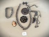 beaucoup d'objets en argent qui se trouvent sur la table