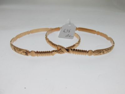 paire de bracelets couleur or, avec un motif gravé de chaque côté