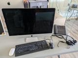 une image d'un écran d'ordinateur et d'un clavier sur un bureau
