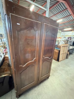 un grand meuble en bois au milieu d'une pièce