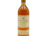 une bouteille de vin posée sur une surface blanche