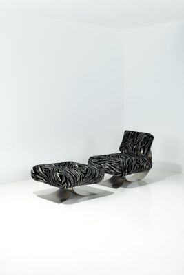 une chaise et un pouf à motif zébré dans un coin de la pièce
