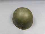 un casque vert posé sur une table blanche
