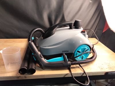 un aspirateur posé sur une table