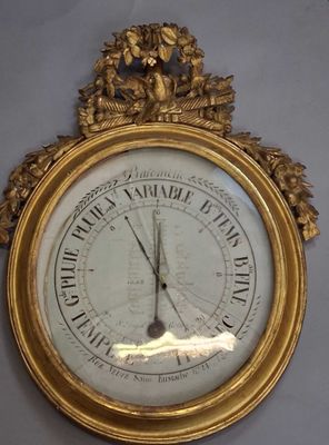 une horloge accrochée au mur de la pièce