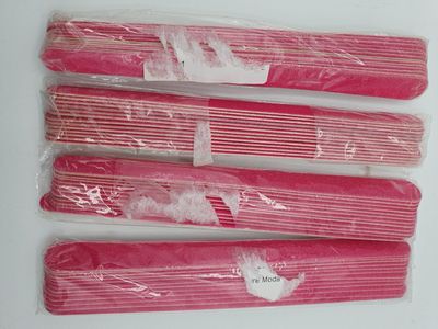 six pailles en papier roses sont emballées dans des sachets en plastique, posées sur une surface blanche